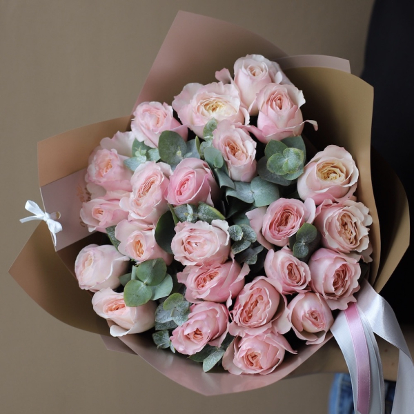 Букет из пионовидных роз Дэвида Остина Кейра - 23 розы с зеленью