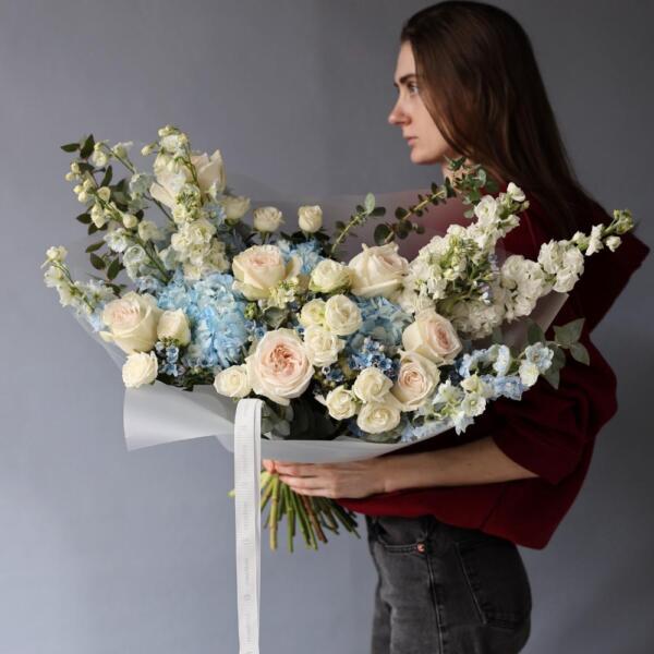 Авторский букет Небесно-голубой из сезонных цветов - Размер L