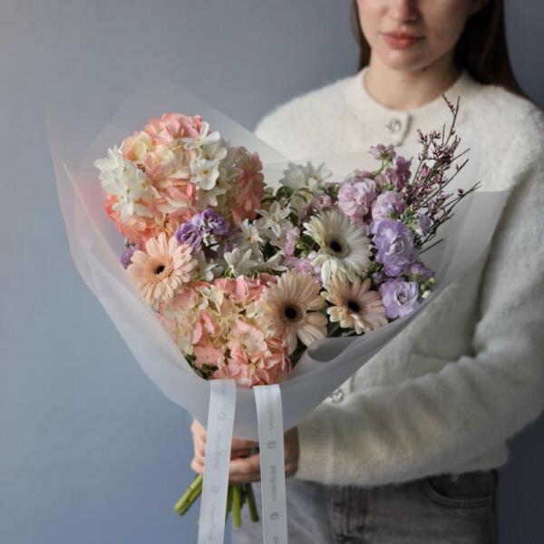 Букет Сюрприз из сезонных цветов на вкус флориста, нежный - Размер S