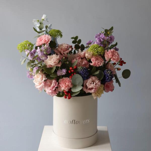 Букет Сюрприз в шляпной коробке, нежный - Размер M