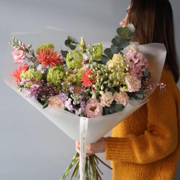 Букет Сюрприз из сезонных цветов на вкус флориста, нежный - Размер L
