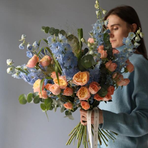 Авторский букет Оранжево-голубой из сезонных цветов - Размер M