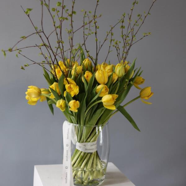 Букет из тюльпанов и весенних веток в вазе - Размер S