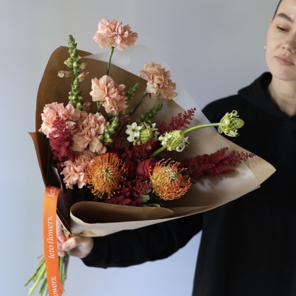 Букет Сюрприз из сезонных цветов на вкус флориста, яркий - Размер S