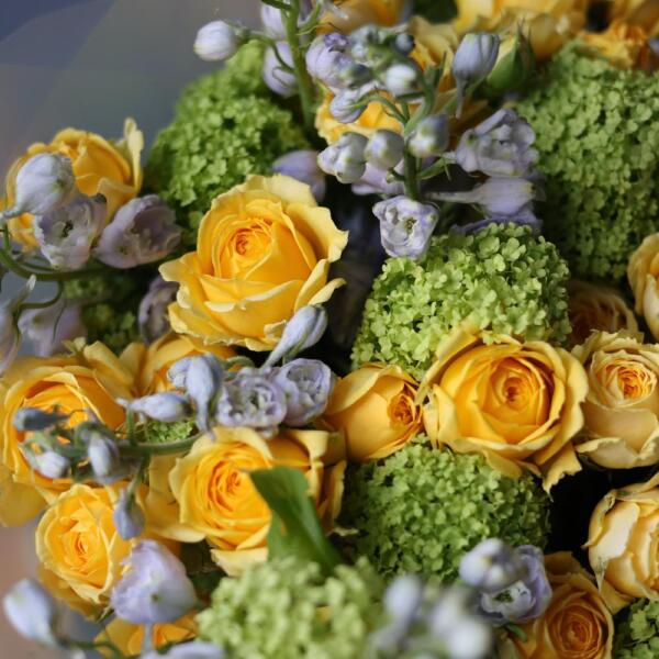 Букет из вибурнума,кустовых пионовидных роз и дельфиниума