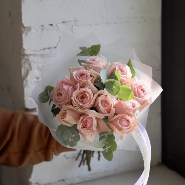 Букет из пионовидных роз Хитоми -  11 роз с зеленью 