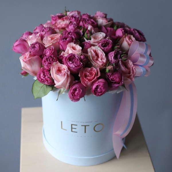 Букет из пионовиных роз и кустовых пионовидных роз в шляпной коробке - Размер  L