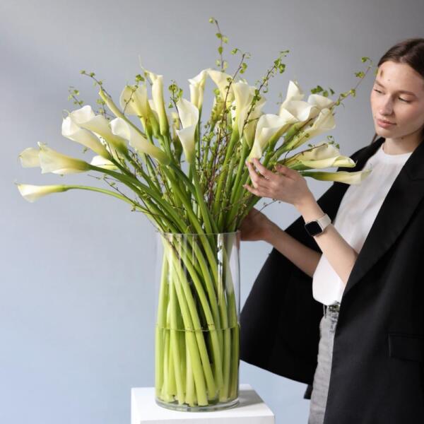 Букет из калл и весенних веток в вазе - Размер L