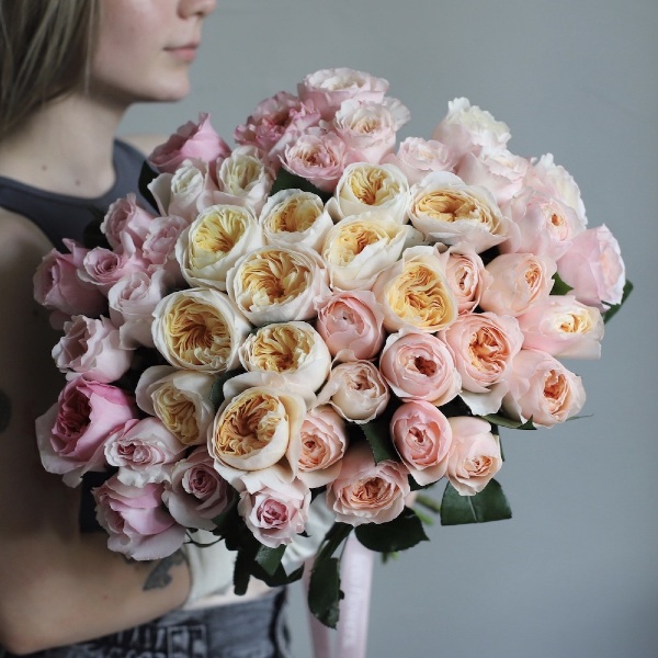 Букет из пионовидных роз разных сортов - 47 роз