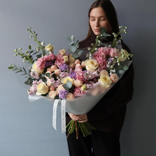 Авторский букет Акварельный из сезонных цветов - Размер M