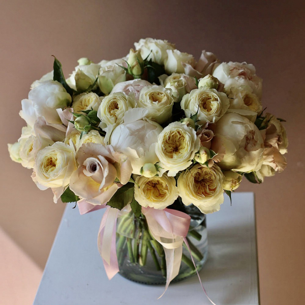 Букет из кустовых пионовидных роз, простых роз и пионов в вазе - Размер M 