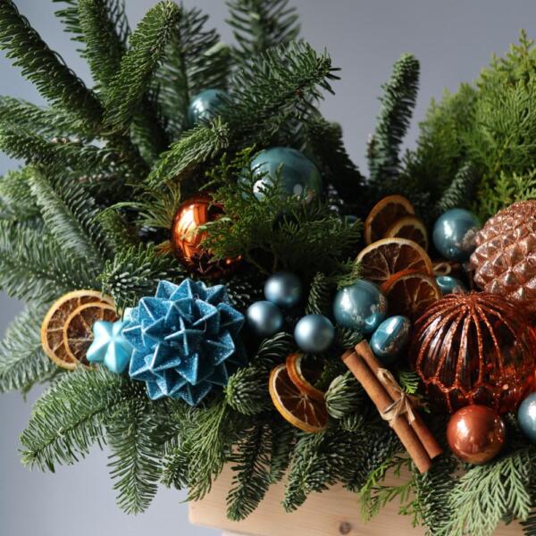 Новогодняя композиция в деревянном ящике, гамма "Голубой Апельсин" - Размер L