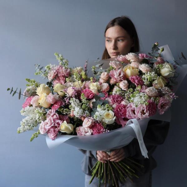 Авторский букет Акварельный из сезонных цветов - Размер XL