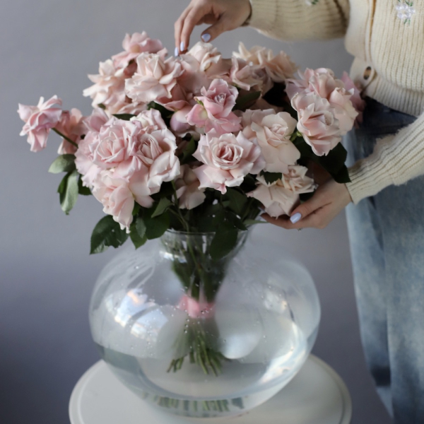 Букет "Первое свидание" в вазе - 25 роз (ваза идет отдельно)
