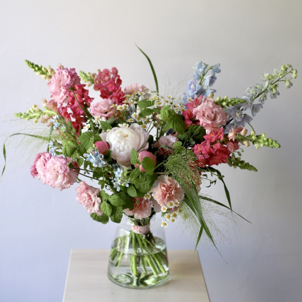 Букет из сезонных цветов в вазе Розовый -  Размер M 