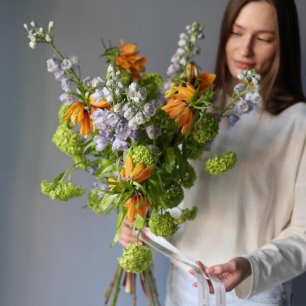 Букет из вибурнума, дельфиниума и фрителярий - Размер M