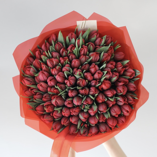 Букет из красных тюльпанов - 99 тюльпанов
