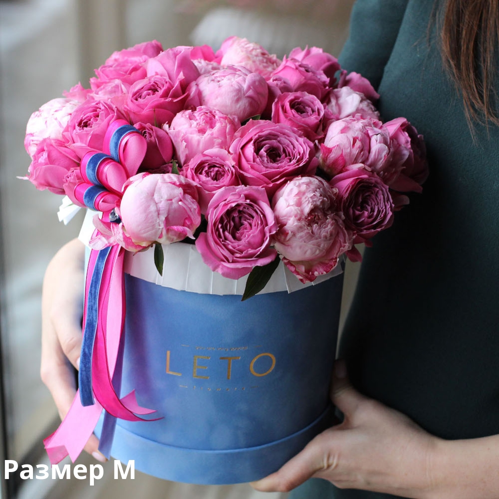 Букет из пионов и кустовых пионовидных роз в шляпной коробке - заказать  доставку цветов в Москве от Leto Flowers