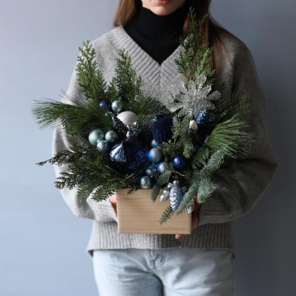 Новогодняя композиция в ящике, гамма "Синий иней" - Размер S