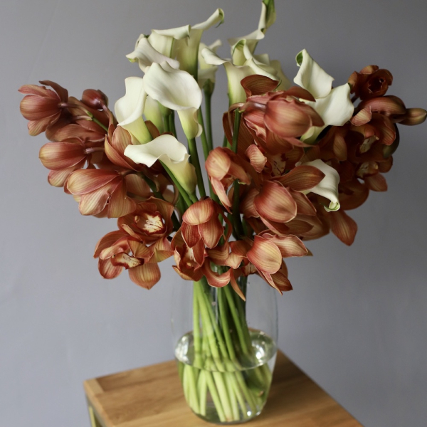 Букет из калл и орхидей в вазе - Размер M