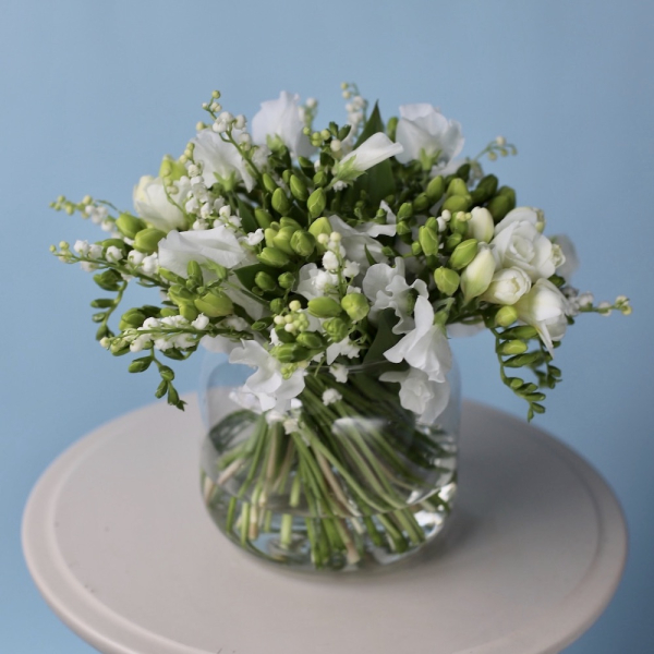 Ландыши с весенними цветами в вазе - Размер M