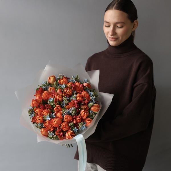 Букет из тюльпанов, оксипеталума и фрезии - Размер M