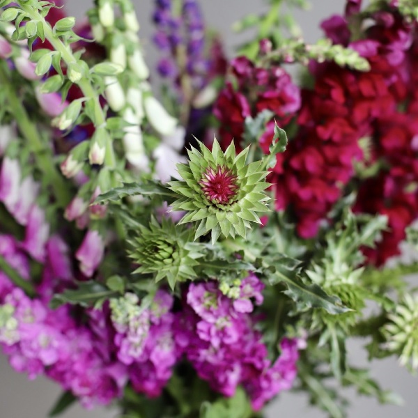 Букет из сезонных цветов в вазе Ягодный