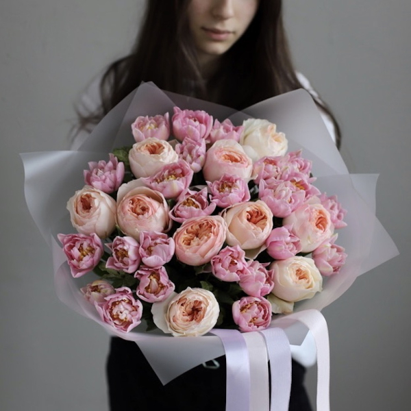 Букет из пионовидных роз и тюльпанов -  Размер M 
