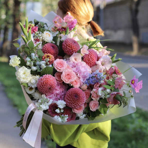 Авторский букет Ягодный из сезонных цветов
