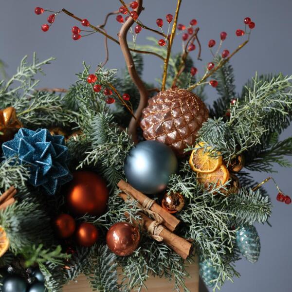 Новогодняя композиция в деревянном ящике, гамма "Голубой Апельсин" - Размер M