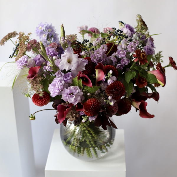 Букет из сезонных цветов в вазе Черничный - Размер 2XL