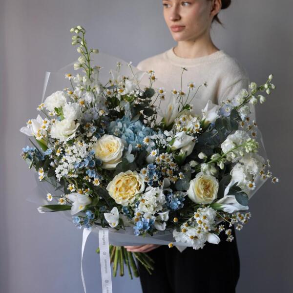 Букет Сюрприз из сезонных цветов на вкус флориста, нежный - Размер L