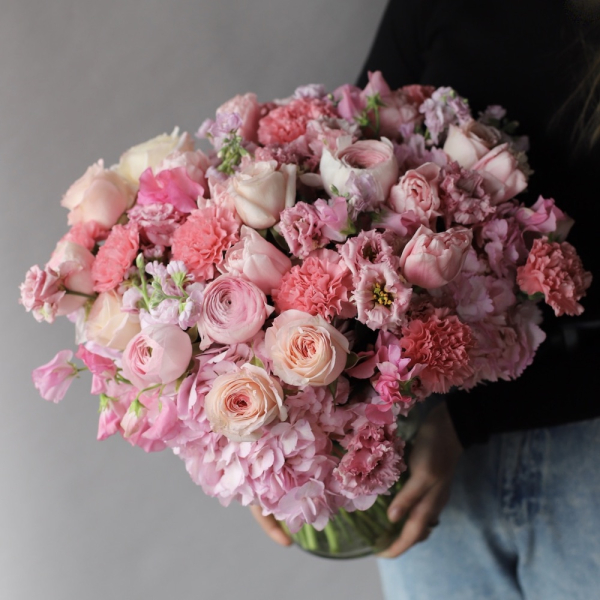 Букет из сезонных цветов в вазе Розовый - Размер L