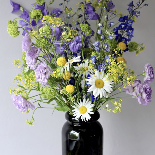 Букет из сезонных цветов в вазе Полевой - Размер M