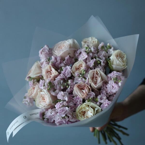 Букет из роз Охара и маттиолы - Размер S