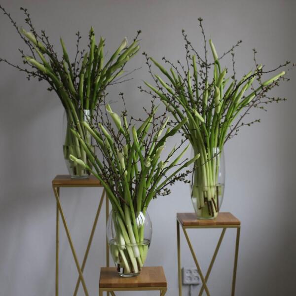 Букет из калл и весенних веток в вазе - Размер M