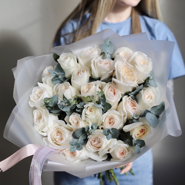 Букет из пионовидных роз Вайт Охара -  23 розы с зеленью 
