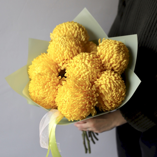Букет из крупных желтых хризантем - 9 хризантем