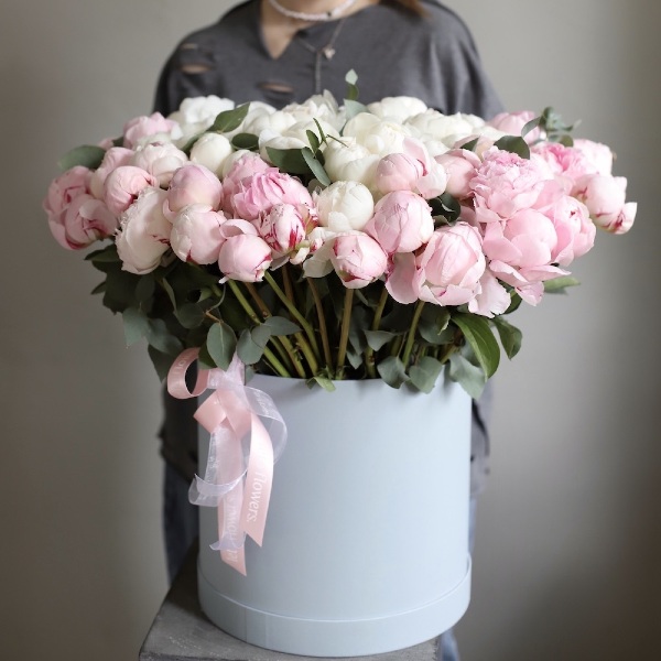 Букет из белых и розовых пионов в шляпной коробке - Размер 2XL