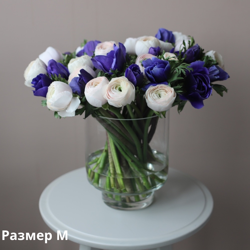 Букет из ранункулюсов и анемон в вазе - заказать доставку цветов в Москве  от Leto Flowers