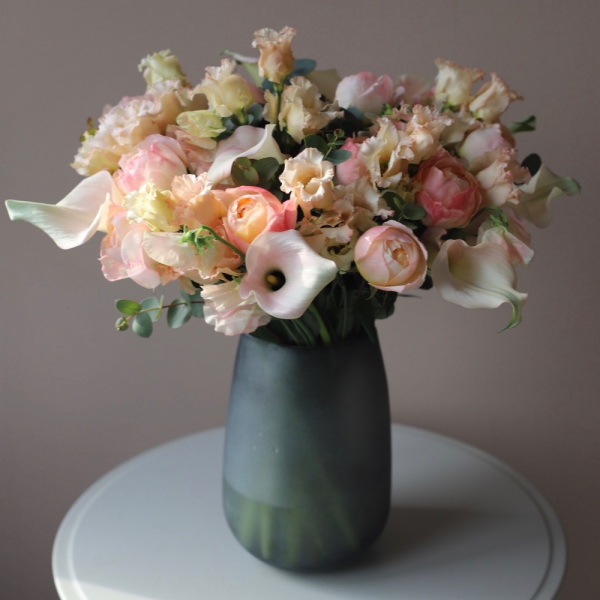 Букет из сезонных цветов в вазе Персиковый - Размер L 