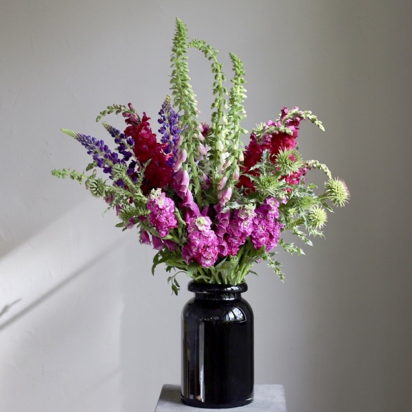 Букет из сезонных цветов в вазе Ягодный - Размер L (ваза может отличаться)