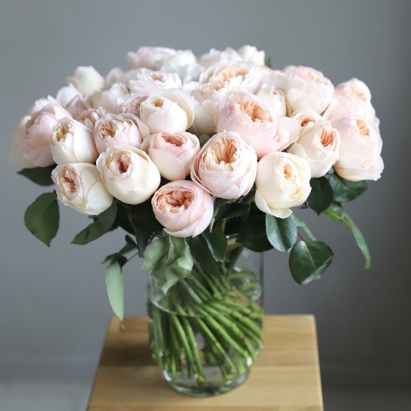Букет из пионовидных роз в вазе - 47 роз