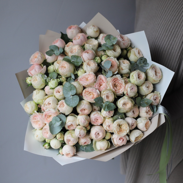 Букет из кустовых пионовидных роз Менсфилд Парк - 19 кустовых роз с зеленью 