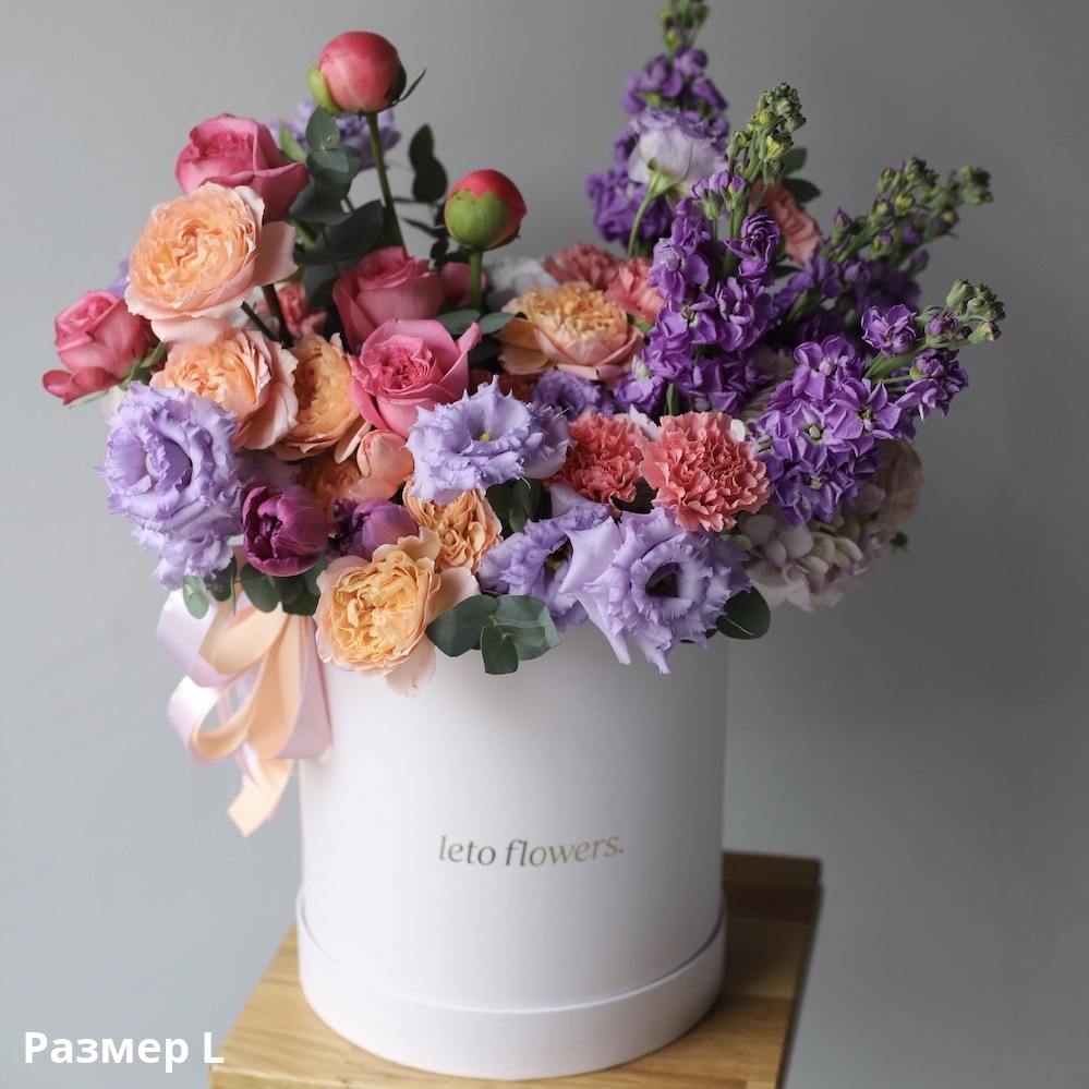 Букет Сюрприз в шляпной коробке, яркий - заказать доставку цветов в Москве  от Leto Flowers