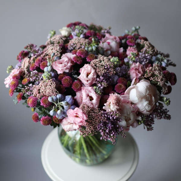 Букет из сезонных цветов в вазе Лавандовый - Размер L 