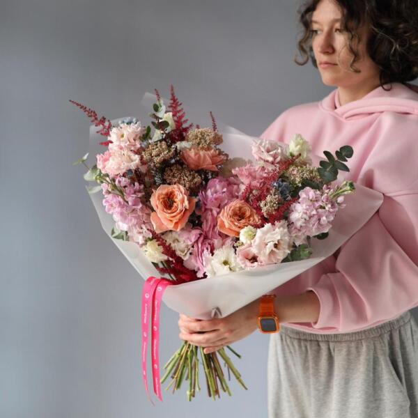 Букет Сюрприз из сезонных цветов на вкус флориста, яркий - Размер M