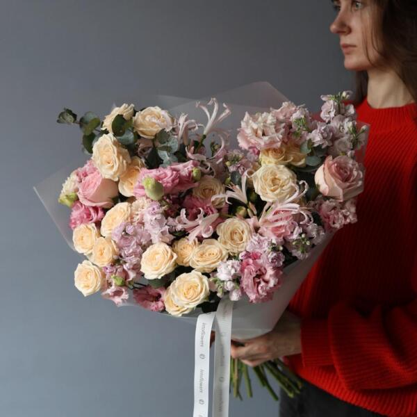 Букет Сюрприз из сезонных цветов на вкус флориста, нежный - Размер L